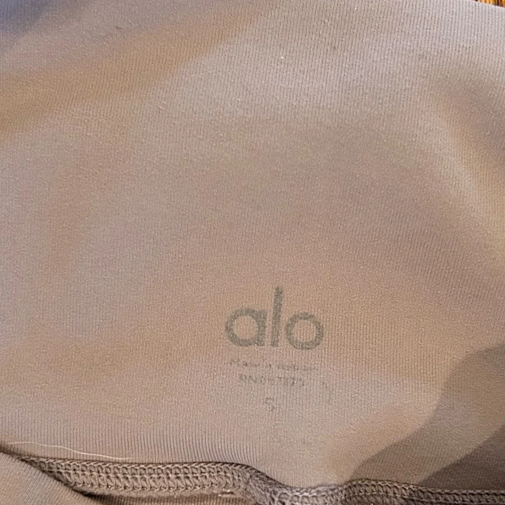 Alo Yoga High-Waist Capri Moto Leggings – Light Dusky Purple – Size Small